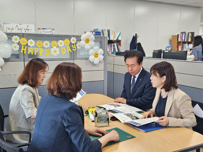 권기창 안동시장이 11일 행안부를 찾아 내년도 주요 사업을 설명하며 국비 지원을 당부하고 있다. 안동시 제공