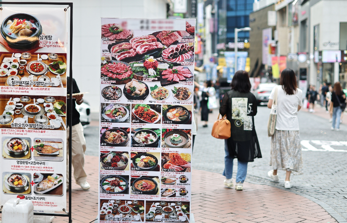 6일 통계청 국가통계포털에 따르면 지난달 외식 물가 상승률은 2.8%로 지난 3년 동안 전체 소비자물가 상승률 평균치를 웃돈 것으로 나타났다. 사진은 6일 서울 명동거리에 놓인 음식점 메뉴 홍보물. 연합뉴스