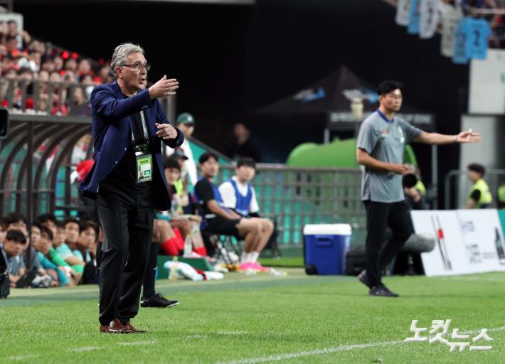 작전지시하는 中이반코비치 감독