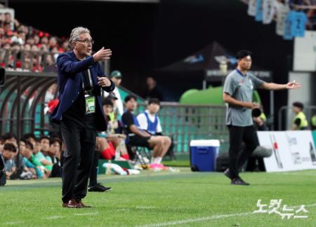 작전지시하는 中이반코비치 감독