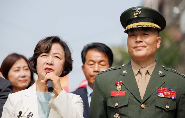 박정훈 전 해병대 수사단장 5차 공판 기자회견 참석한 민주당 추미애 의원     (서울=연합뉴스) 황광모 기자 = 해병대 채모 상병 순직 사건 수사 이첩 관련 항명 및 상관 명예훼손 혐의로 기소된 박정훈 전 수사단장의 5차 공판이 열린 11일 오전 서울 용산구 국방부 내 중앙지역 군사법원 입구에서 열린 기자회견에서 더불어민주당 추미애 의원이 발언하고 있다. 2024.6.11     hkmpooh@yna.co.kr (끝)   연합뉴스
