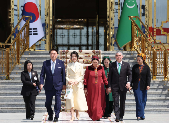 윤석열 대통령 부부, 투르크 최고지도자 부부 환송받으며 카자흐 향발     (아시가바트[투르크메니스탄]=연합뉴스) 홍해인 기자 = 투르크메니스탄 국빈 방문을 마친 윤석열 대통령과 김건희 여사 11일 오후(현지시간) 투르크메니스탄 아시가바트 공항에서 투르크메니스탄 국가최고지도자 겸 인민이사회 의장인 구르반굴리 베르디무하메도프 전 대통령 부부의 환송을 받으며 다음 국빈 방문지인 카자흐스탄으로 향하고 있다.  2024.6.11     hihong@yna.co.kr (끝)   연합뉴스