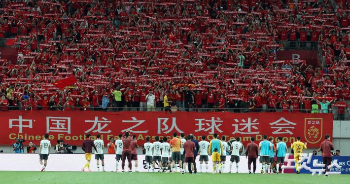 응원단에 인사하는 중국 축구대표팀