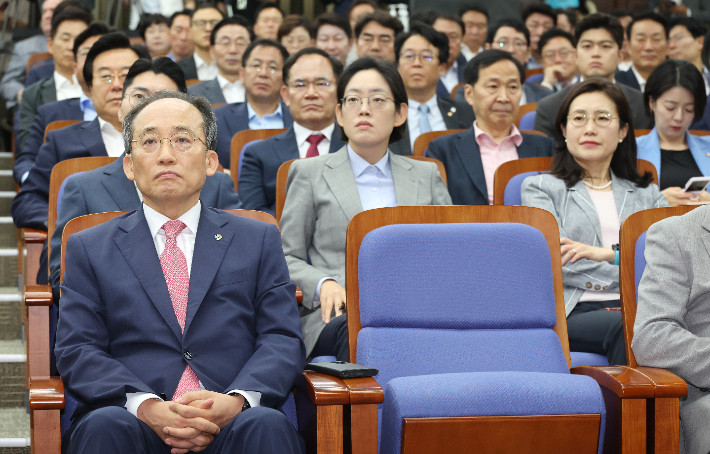 국민의힘 추경호 원내대표(왼쪽)와 참석한 의원들이 11일 오전 국회에서 열린 의원총회에서 배준영 원내수석부대표의 발언을 듣고 있다. 연합뉴스