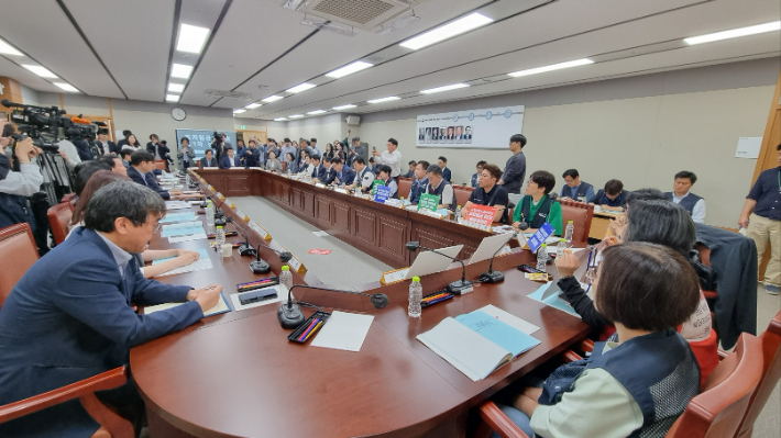 최저임금위원회 위원들이 지난 5월 21일 정부세종청사에서 제1차 전원회의를 진행하는 모습. 김민재 기자