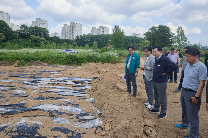 박경귀 아산시장과 관계자들이 악취민원이 발생한 음봉면 덕지리 농경지를 살펴보고 있다. 아산시 제공