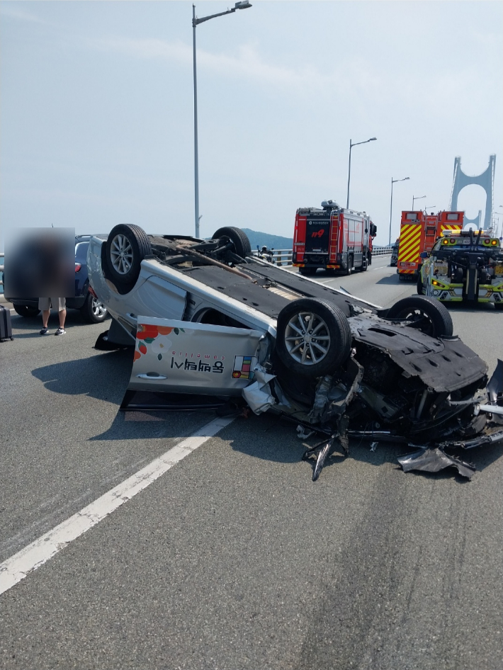 12일 오후 1시 40분쯤 광안대교 상판 남구 방향 도로를 달리던 택시가 스포츠유틸리티차(SUV) 등 차량 2대를 들이받았다. 부산소방재난본부 제공 