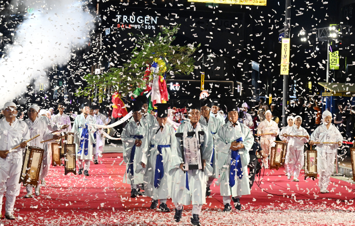 8일 저녁 천년 축제이자 유네스코 인류무형문화유산인 강릉단오제의 대표 콘텐츠 가운데 하나인 신통대길 길놀이가 강릉 시내에서 진행되고 있다. 연합뉴스