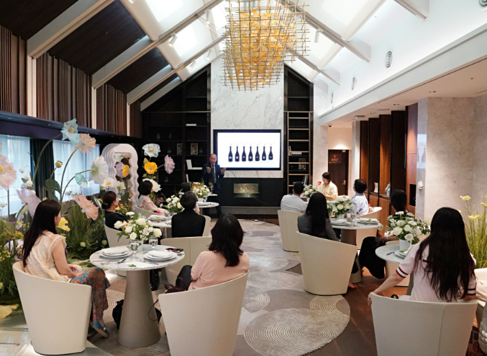 롯데면세점 VIP 고객을 대상으로 '모엣헤네시' 샴페인 클래스 진행. 롯데면세점 제공