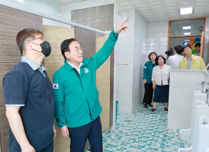 서거석 전북교육감이 12일 지진 피해가 발생한 부안의 한 학교를 찾아 피해 상황을 살펴보고 있다. 전북교육청 제공