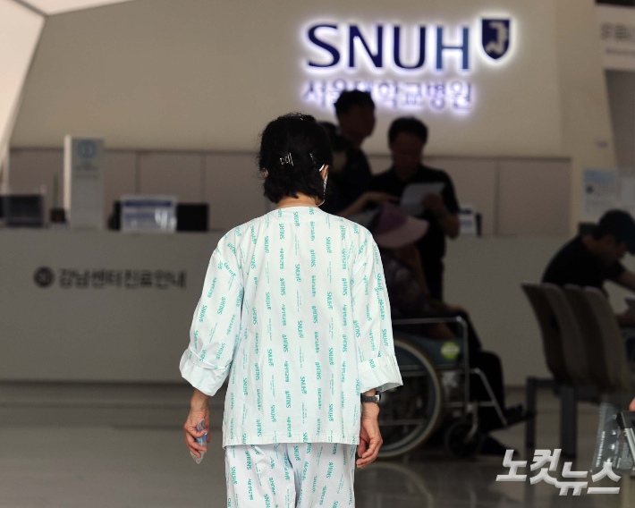 서울 종로구 서울대병원에서 이동하는 환자의 모습. 황진환 기자