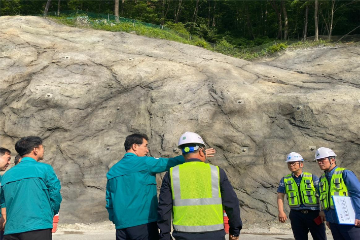 김명선 강원도 행정부지사가 12일 급경사지 공사 현장을 찾아 안전 사고 예방 노력을 당부하고 있다. 강원도 제공 