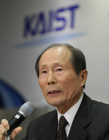 정문술 전 KAIST 이사장의 2014년 기부 약정식 때의 모습. 연합뉴스