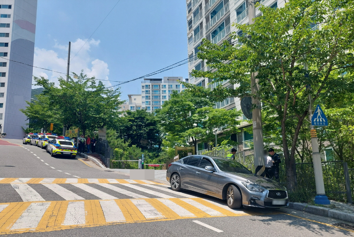 부산의 한 도로에 쓰러진 90대 할머니가 차에 치여 숨지는 사고가 발생했다. 부산경찰청 제공