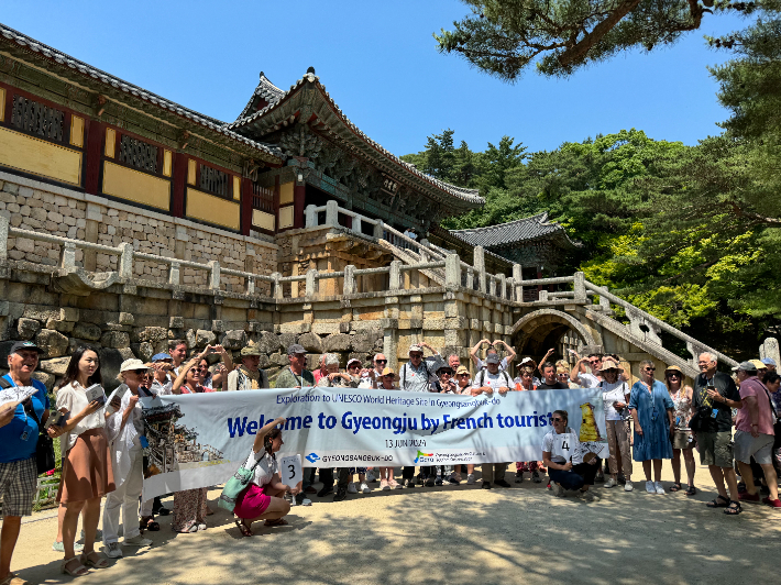 불국사를 찾은 프랑스 단체 관광객. 경북문화관광공사 제공