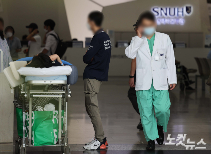 지난 10일 서울 종로구 서울대병원에서 이동하는 의료진의 모습. 황진환 기자