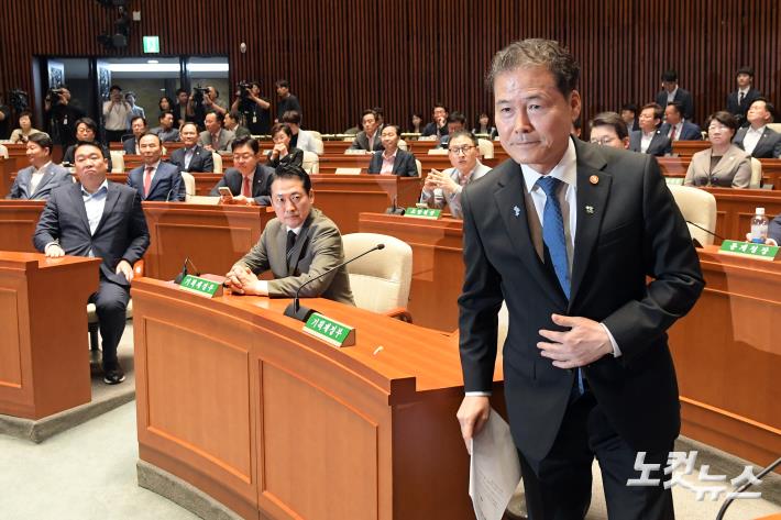 발언대로 향하는 김영호 통일부 장관