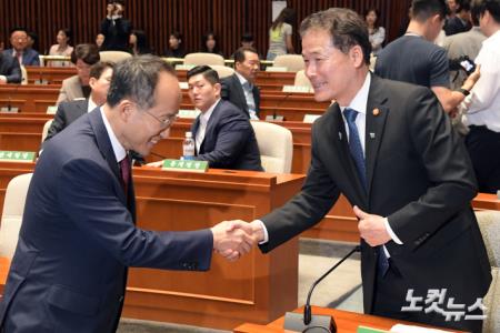 악수하는 추경호 원내대표-김영호 통일부 장관