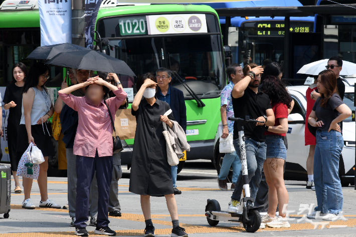 높은 기온과 일사량이 높은 조건에서 오존이 발생한다. 서울 광화문사거리에서 시민들이 횡단보도 그늘막에서 신호를 기다리고 있다. 박종민 기자