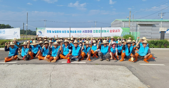 손 모내기 기념촬영. 고흥군 제공