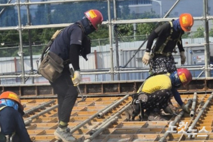 건설 노동자들이 광주 서구 풍암동 위파크 더 센트럴 공사현장에서 작업을 하고 있다. 김한영 기자