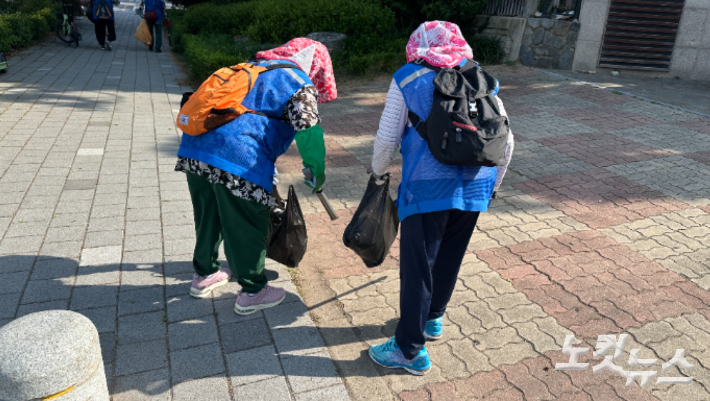노인일자리 참여자들이 광주 북구 임동 일대에서 환경정화활동을 하고 있다. 김한영 기자