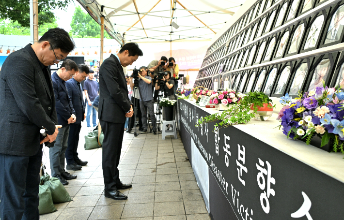 오세훈 서울시장이 15일 오후 10.29 참사 분향소를 찾아 묵념하고 있다. 서울시 제공 