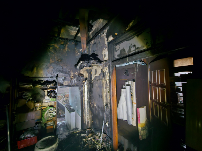 16일 오전 4시 40분쯤 부산 부산진구의 한 창고에서 불이 났다. 부산소방재난본부 제공