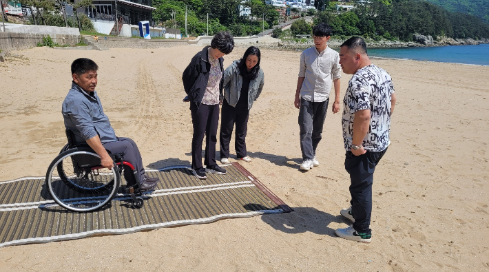 와현모래숲해변 장애인 해수욕장. 거제시청 제공 