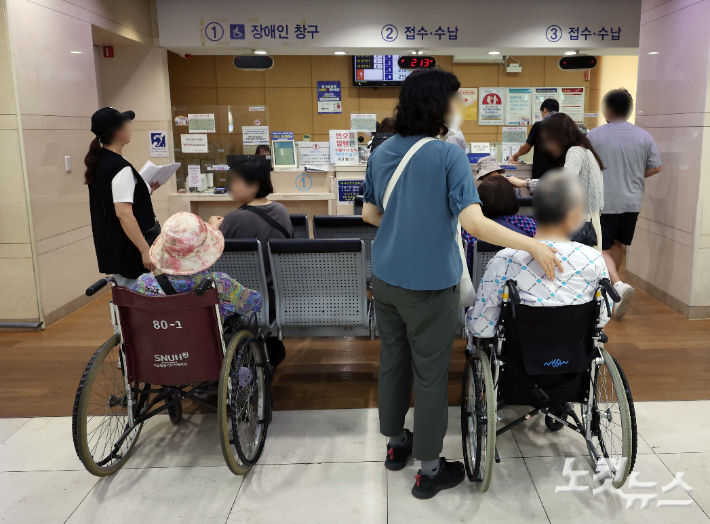 내주 월요일(17일)부터 대한의사협회와 의대 교수들의 집단휴진이 예고된 가운데 14일 오전 서울의 한 병원에서 환자들이 접수를 기다리고 있다. 황진환 기자
