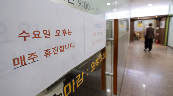 14일 서울 시내의 한 의원 입구에 게시된 휴진 안내문. 연합뉴스