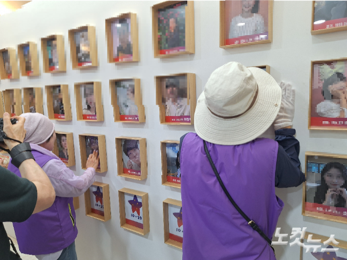 '별들의 집'에 걸린 가족의 사진을 보고 유가족들은 오열했다. 송영훈 기자