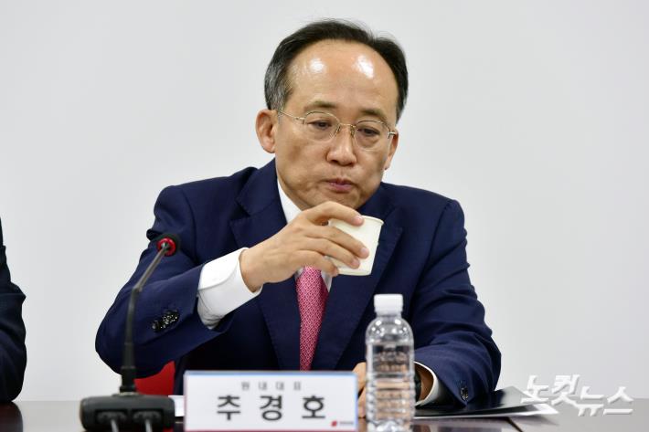 물 마시는 추경호 원내대표