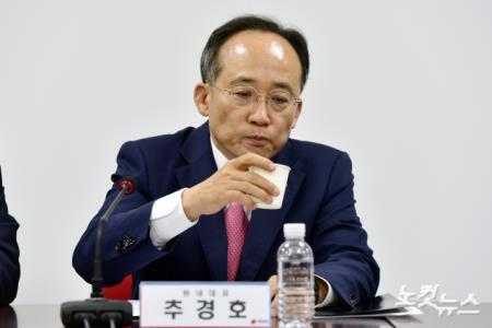 물 마시는 추경호 원내대표