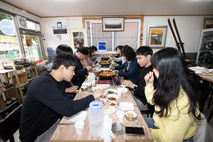 착한가격업소를 이용하고 있는 강릉시청 공무원들. 강릉시 제공