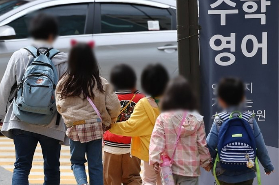 서울시내를 산책하는 유치원 어린이들. 연합뉴스