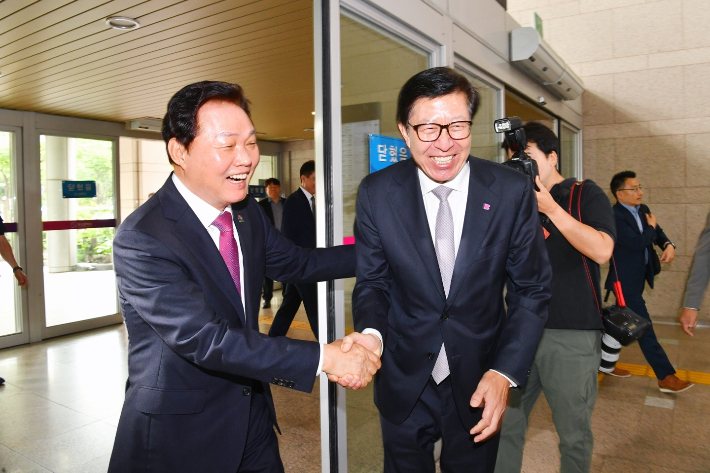 박형준 부산시장(오른쪽)과 박완수 경남지사(왼쪽)가 만나 악수를 하고 있다. 부산시 제공