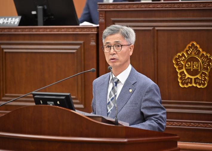 '장애물 없는 생활환경 BF 인증 제도 개선 촉구 건의안을 대표 발의하고 있는 김진용 의원. 강릉시의회 제공