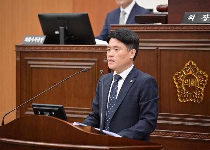 '특수교육제도 개선 촉구 건의안'을 대표 발의하고 있는 홍정완 의원. 강릉시의회 제공