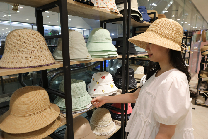 롯데백화점 광주점 모자 매장에 다양한 여름 모자 상품이 전시되어 있다. 롯데백화점 광주점 제공