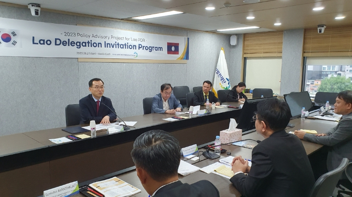 재단은 지난 2022년부터 3년간 라오스 노동법 개정 지원을 위한 정책자문사업을 수행해오고 있다. 사진은 지난해 사업 진행 모습. 노사발전재단 제공