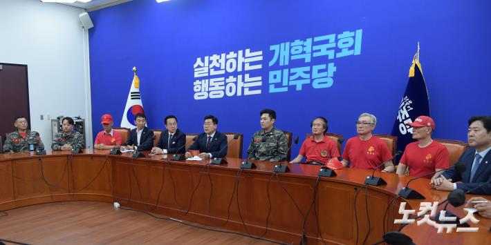 민주당 박찬대 원내대표, 해병대 예비역 연대 접견