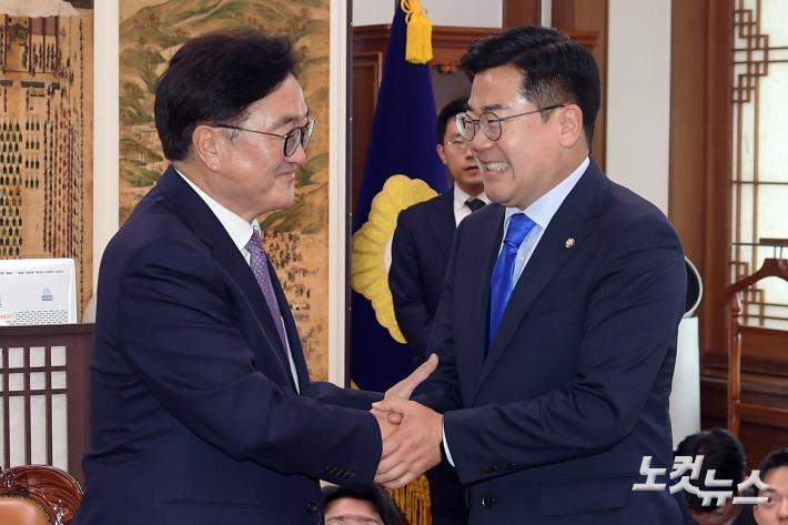 악수하는 우원식 국회의장-민주당 박찬대 원내대표