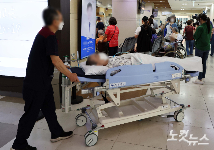 지난 14일 오전 서울의 한 병원에서 환자들이 접수를 기다리고 있다. 황진환 기자