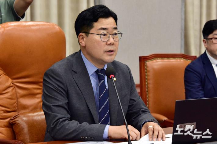 발언하는 박찬대 운영위원장