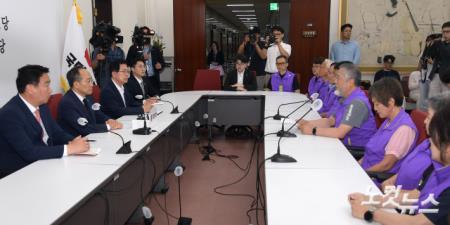 이태원참사 유가족협의회와 만나는 추경호 원내대표