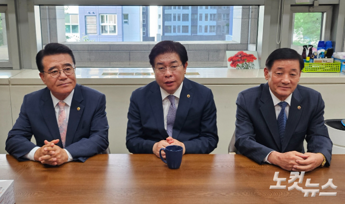 제9대 부산시의회 후반기 안성민 의장 후보(가운데), 이대석 제1부의장 후보(오른쪽), 이종환 제2부의장 후보(왼쪽). 박진홍 기자