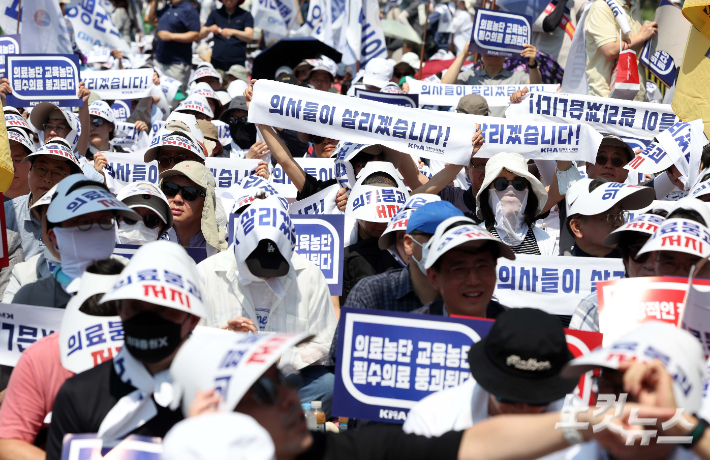 18일 오후 서울 여의도에서 열린 '의료농단 저지' 전국 의사 총궐기대회 참가자들이 구호를 외치고 있다. 황진환 기자