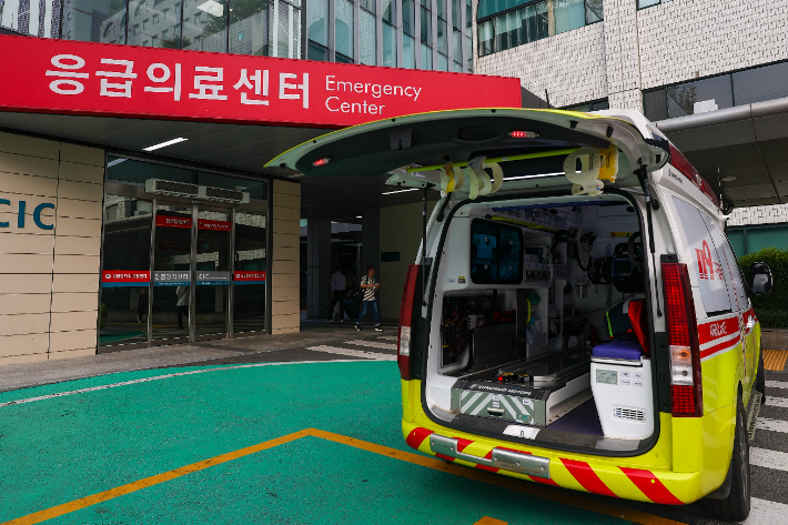 11일 오전 서울 시내 한 대형병원 응급실 앞에 구급차가 대기하고 있다. 연합뉴스