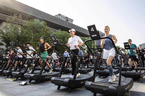 오세훈 서울시장이 18일 오후 광화문광장에서 열린 '손목닥터 9988' 100만명 참여 기념행사에서 무동력 트레드밀 걷기 챌린지에 참여하고 있다. 서울시 제공